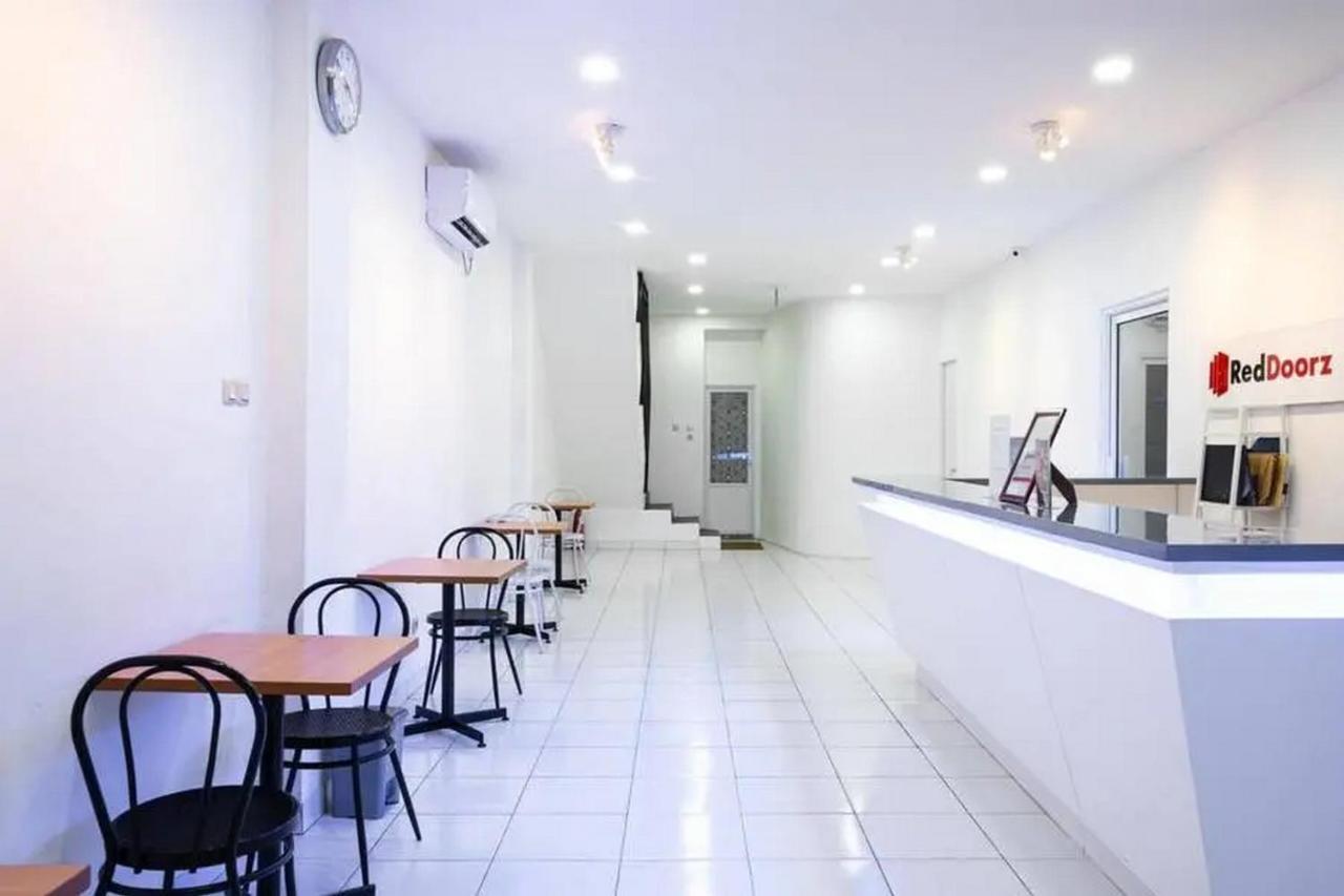 Reddoorz Hostel Near Taman Puring جاكرتا المظهر الخارجي الصورة