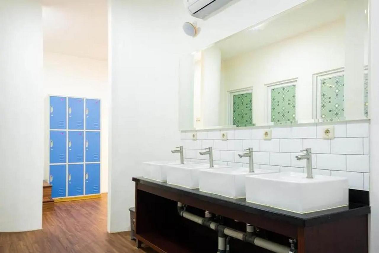 Reddoorz Hostel Near Taman Puring جاكرتا المظهر الخارجي الصورة